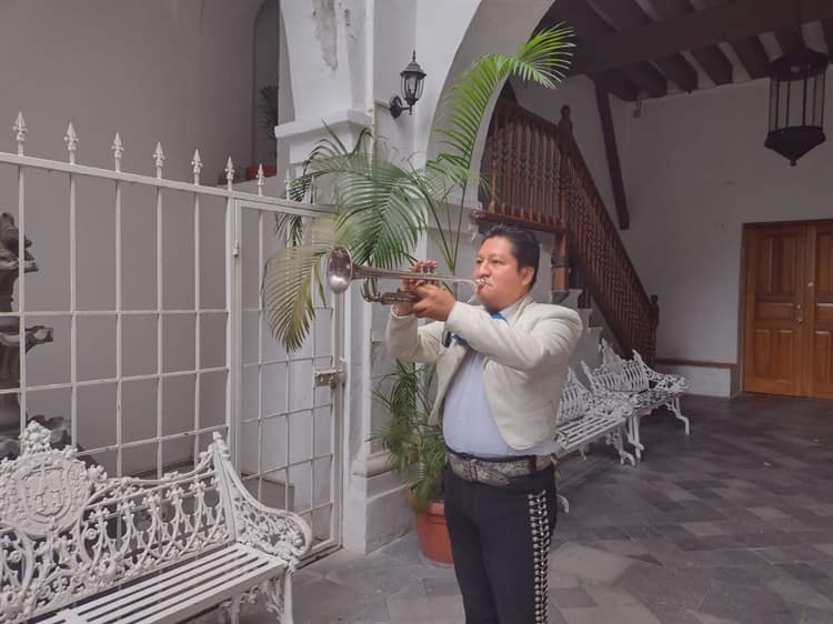 Mariachis se vuelven taqueros y albañiles ante la falta de trabajo; le piden un milagro a la Virgen