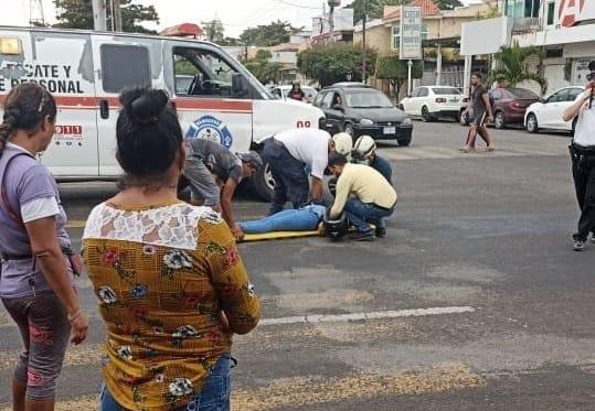 Mujer derrapa en motocicleta en el centro de Cardel