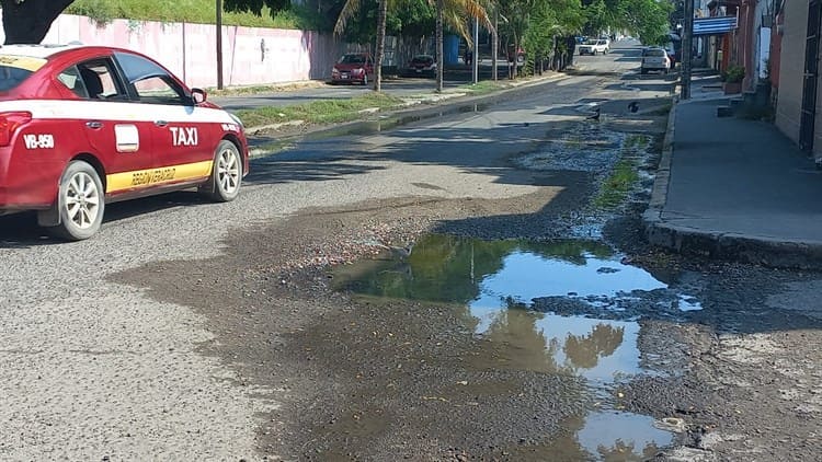 Aguas negras genera molestia entre vecinos en colonia de Veracruz, urgen reparación