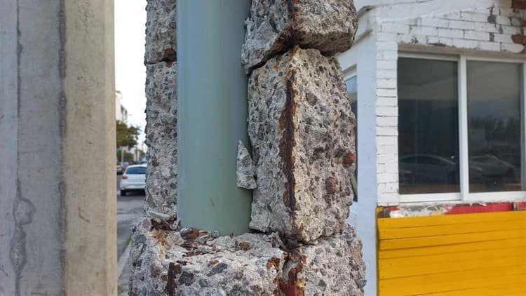 Urgen vecinos en Costa Verde la reparación de un poste en mal estado y registro dañado
