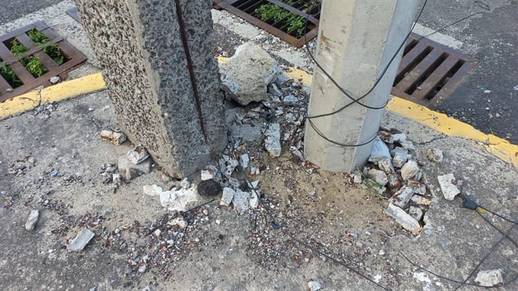 Urgen vecinos en Costa Verde la reparación de un poste en mal estado y registro dañado