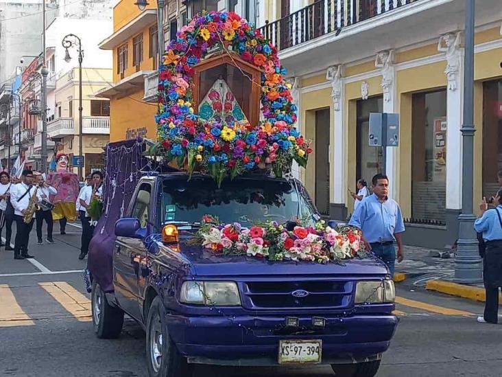 Realizan peregrinación en honor a la Virgen de Juquila sobre avenida  Independencia en Veracruz