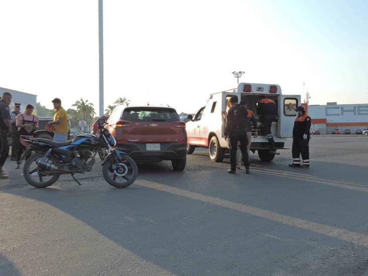Motocicleta y camioneta chocan en Tierra Blanca; quedaron heridos