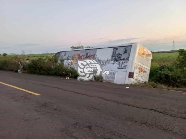 ¡Aparatoso accidente! Autobús de los músicos de Los Siete latinos se accidenta en Corral Nuevo