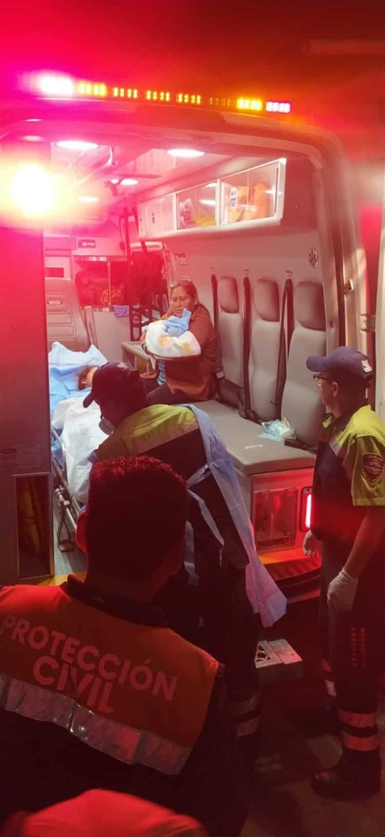 Adolescente da a luz en un auto por falta de atención en hospital de Boca del Río