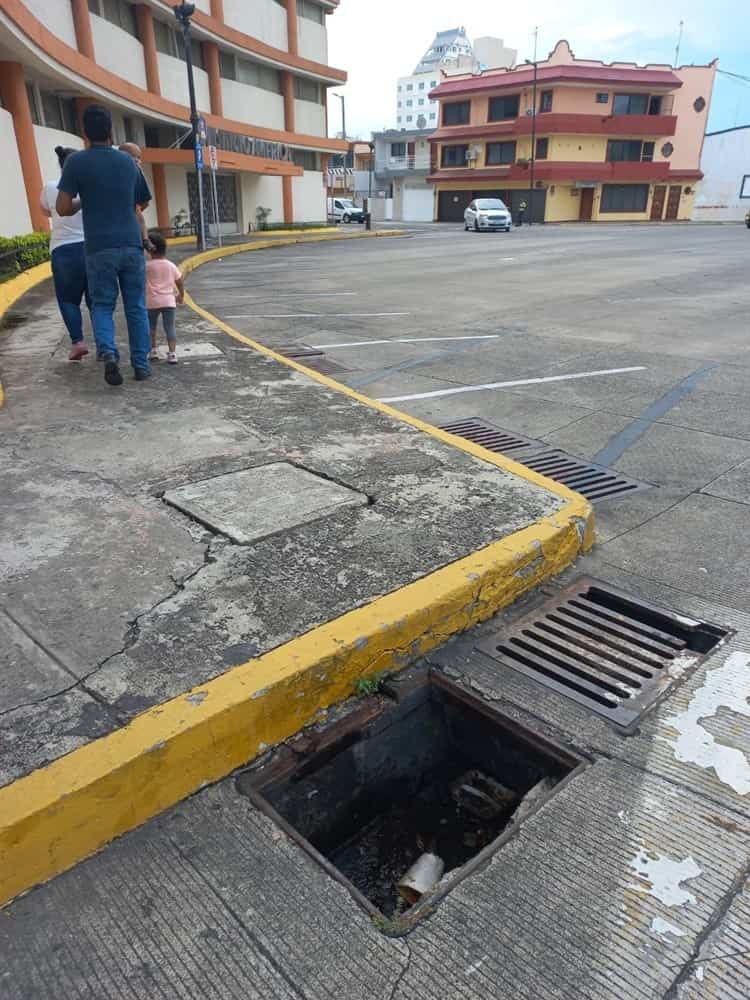 Reparan rejilla incompleta que era un peligro para transeúntes en calles de Veracruz