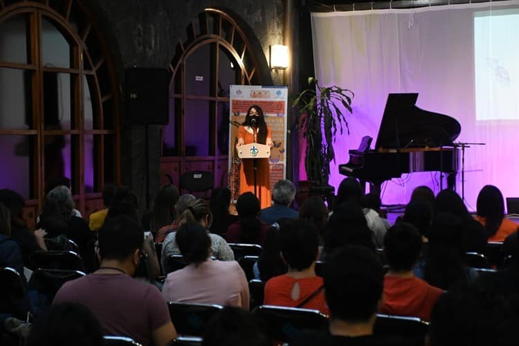 Ni con mujeres en cargos públicos cesa violencia de género, advierte saxofonista María Elena Ríos