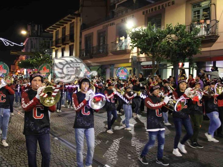 Familias se desbordan en las calles; ¡comienzan  desfiles navideños en Xalapa!