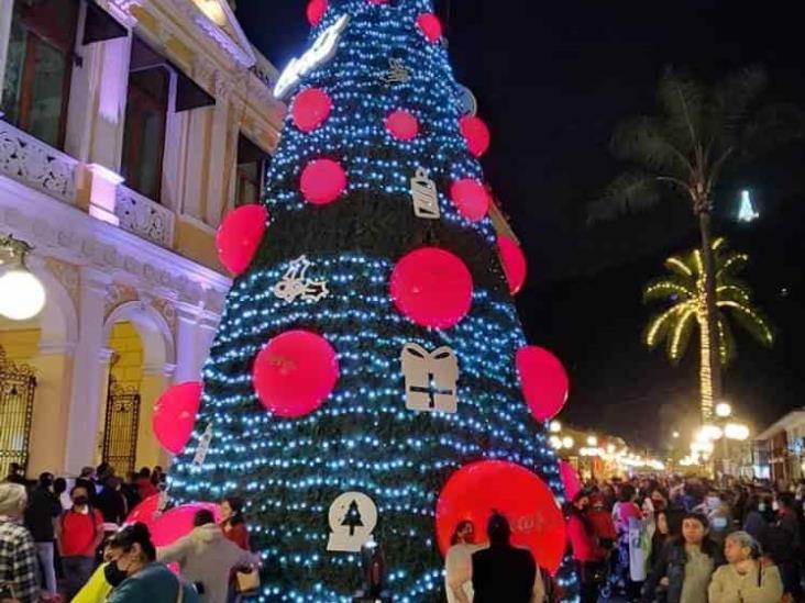 Encienden en Orizaba el árbol navideño más alto del sureste del país; mide 14 metros (+Video)