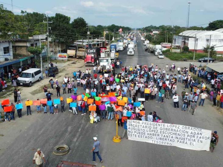 Vuelven a cerrar carretera en Sayula de Alemán; exigen liberación del tesorero