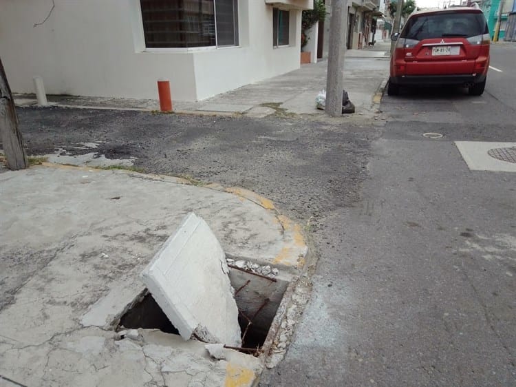 Exigen tapar registro incompleto en calles de Veracruz; temen accidente