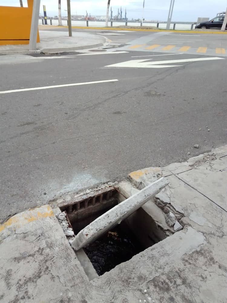 Exigen tapar registro incompleto en calles de Veracruz; temen accidente