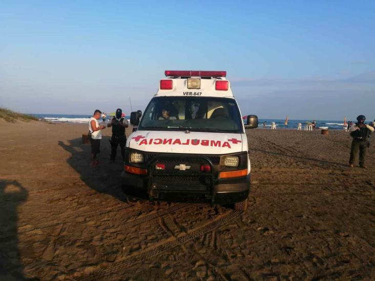 Rescatan a turista a punto de ahogarse en playa de Actopan