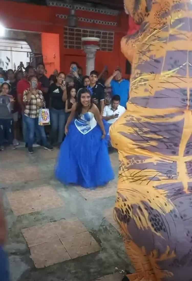 ¡Jarochos le cumplen su sueño! Lisa tuvo fiesta de 15 años con ciudadanos como invitados; hubo hasta payasos