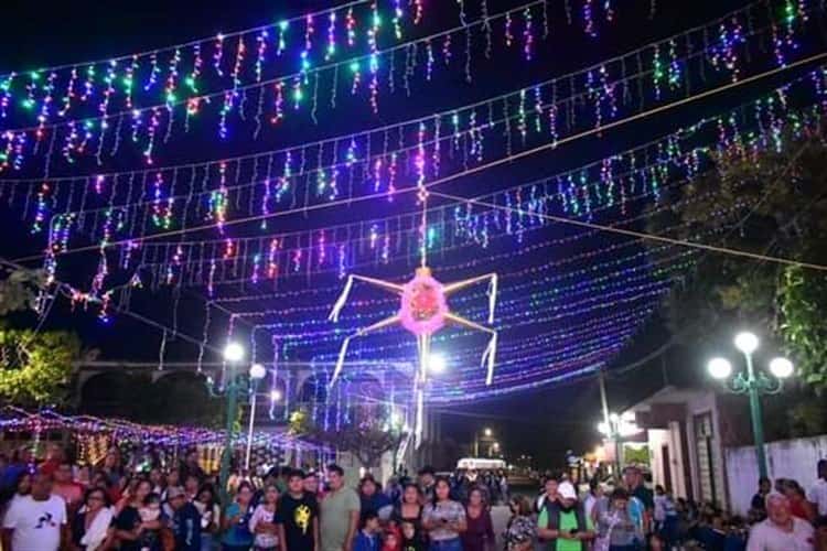 Encienden árbol de Navidad y luces en parque de Úrsulo Galván