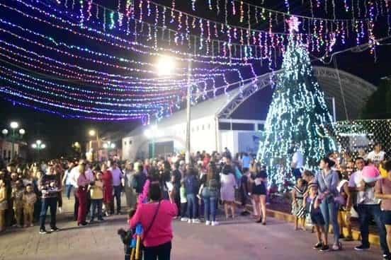 Encienden árbol de Navidad y luces en parque de Úrsulo Galván