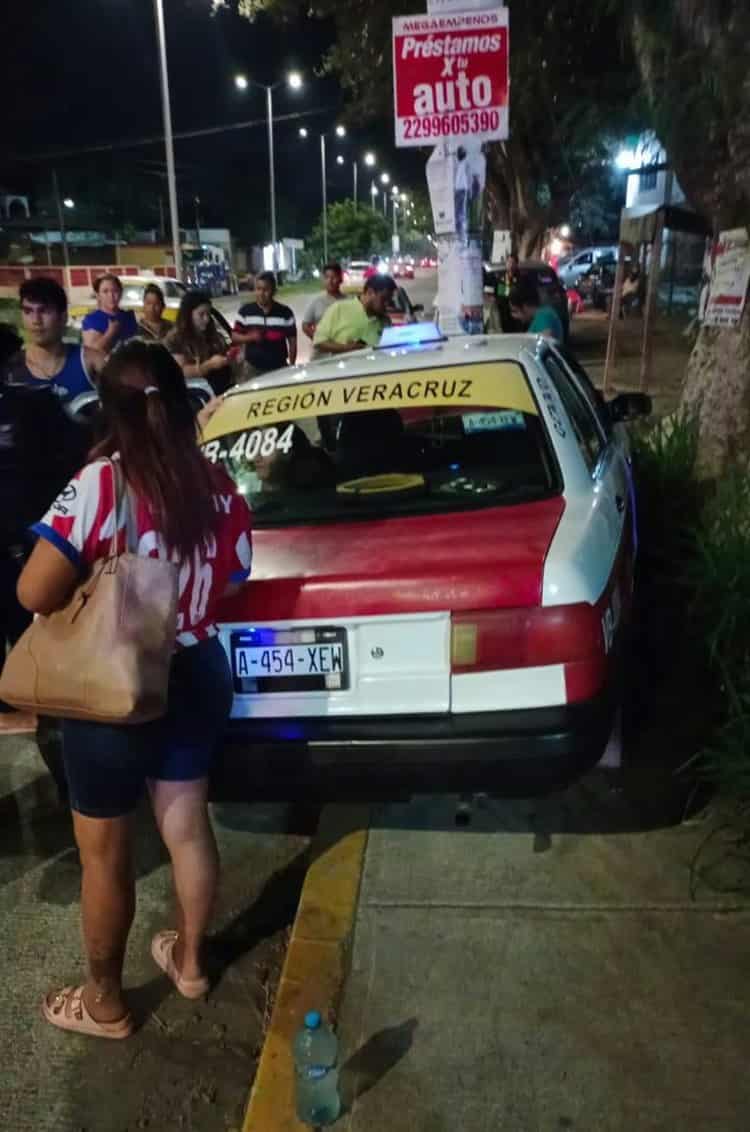 Taxista se impacta contra poste en Veracruz; pasajera embarazada resulta lesionada