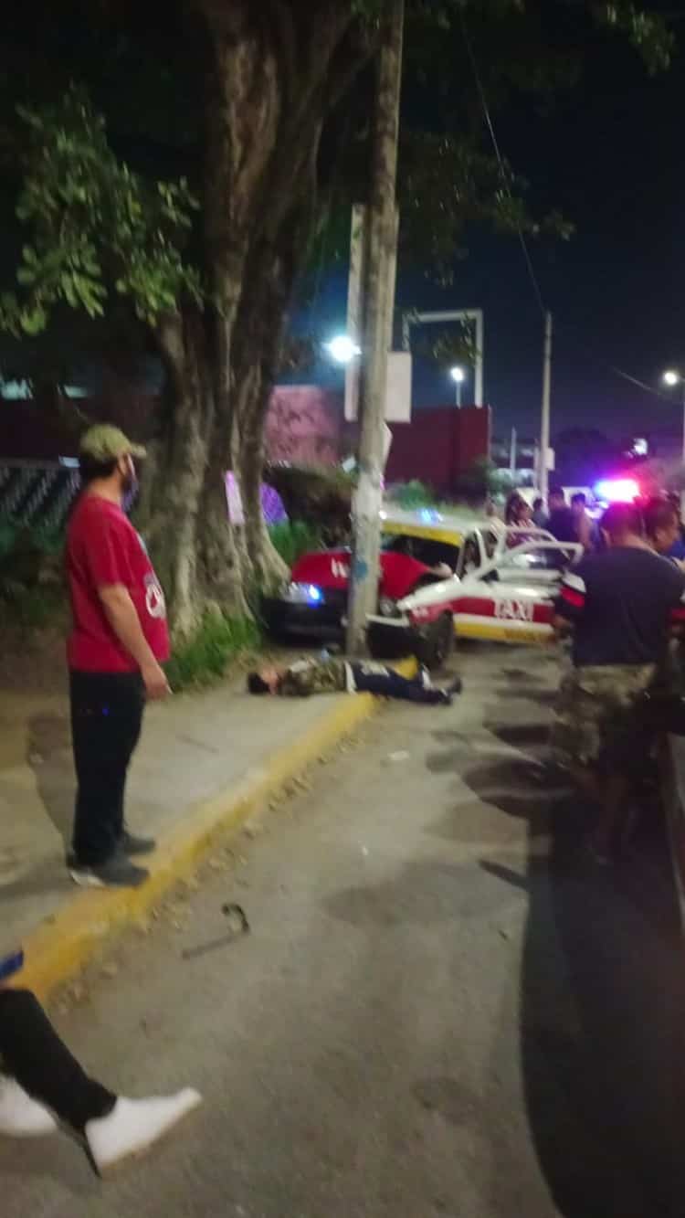 Taxista se impacta contra poste en Veracruz; pasajera embarazada resulta lesionada