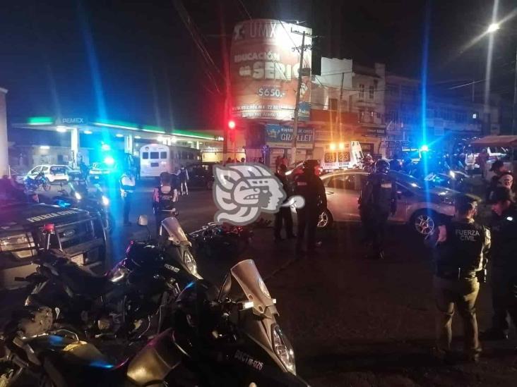 Da vuelta prohibida, atropella y arrastra a motociclista en Xalapa
