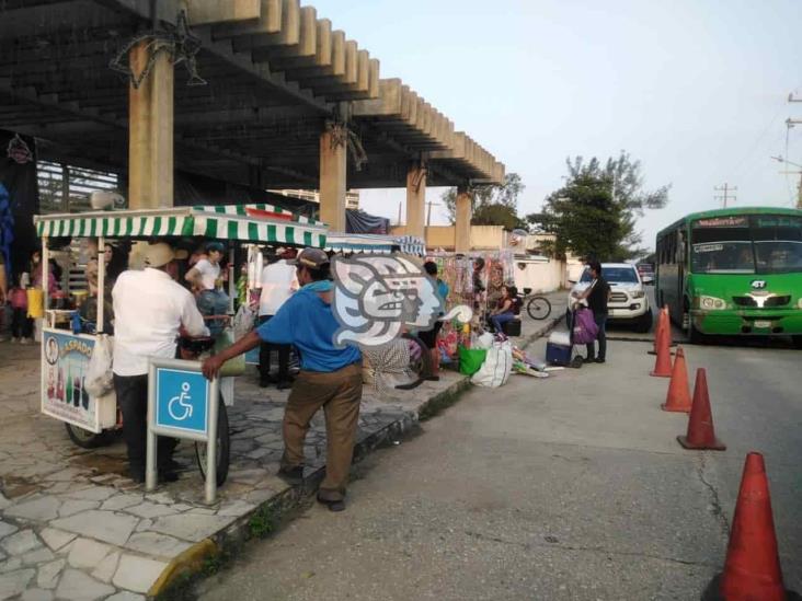 Reubican a comerciantes afuera del Parque Miguel Hidalgo, en Coatza