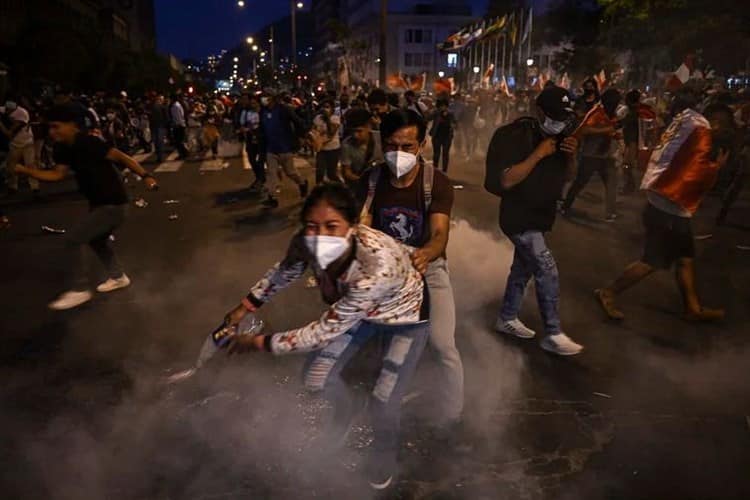 Tras protestas, declaran estado de emergencia en Perú