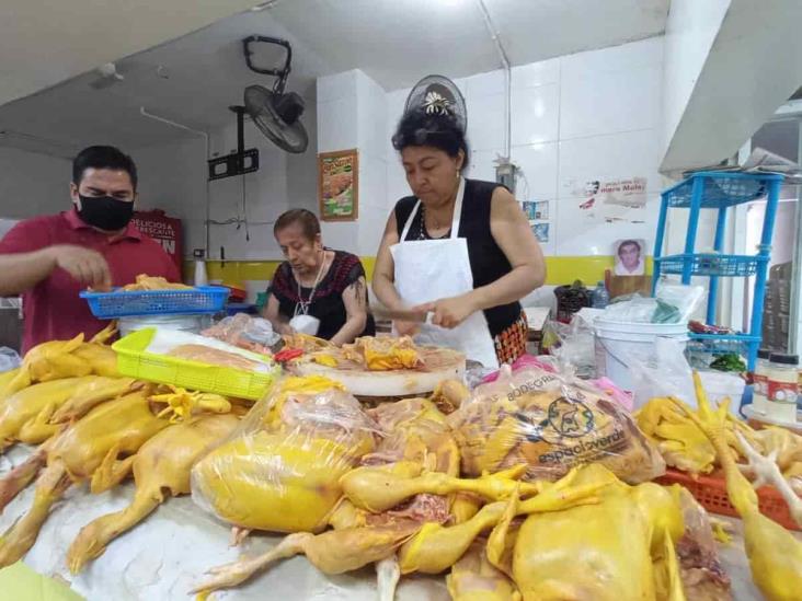 Pollerías en mercado de Veracruz espera repunte de venta por cena de Navidad
