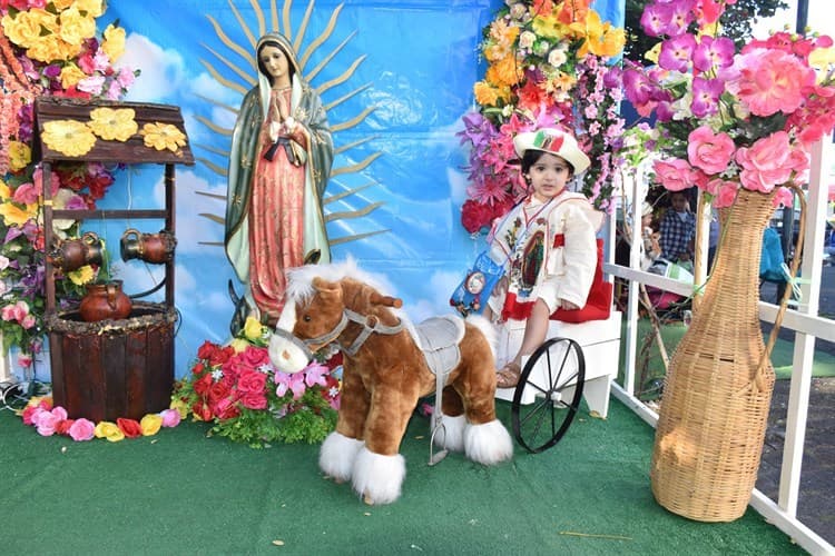 Niños veracruzanos llevan ofrenda a la Guadalupana