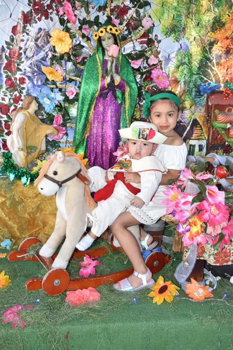 Niños veracruzanos llevan ofrenda a la Guadalupana