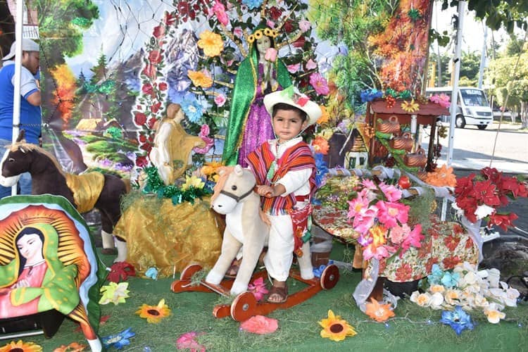 Niños veracruzanos llevan ofrenda a la Guadalupana