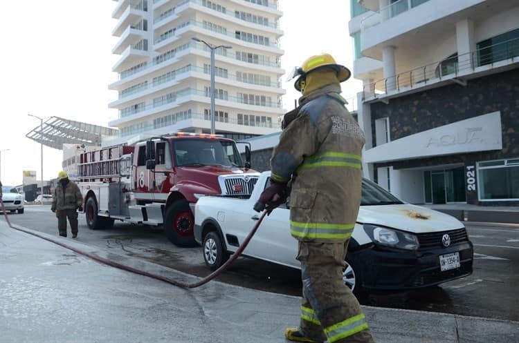 Conato de incendio en camioneta provoca movilización en Boca del Río (+Video)