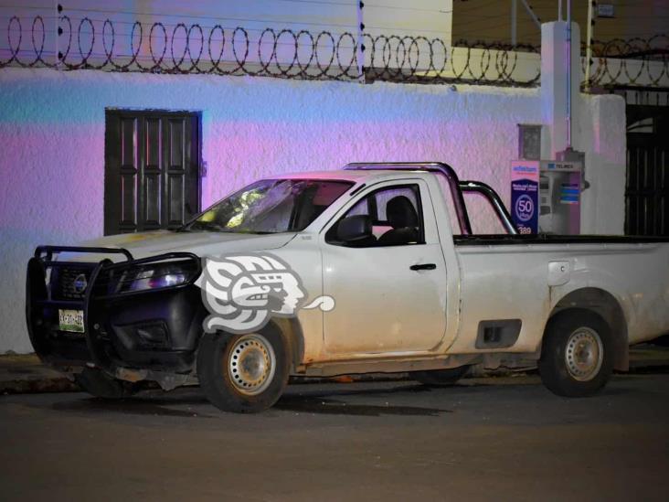 ¡Crimen, imparable! Arrojan bomba molotov a camioneta de dueños de pastelería en Acayucan (+Video)