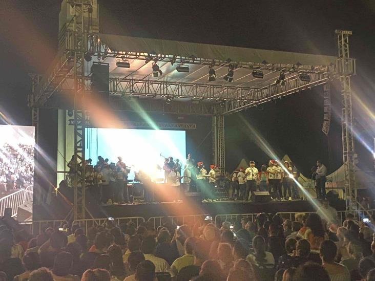 Realizan concurso de Cumbia Navideña en la Macroplaza del Malecón de Veracruz(+Video)