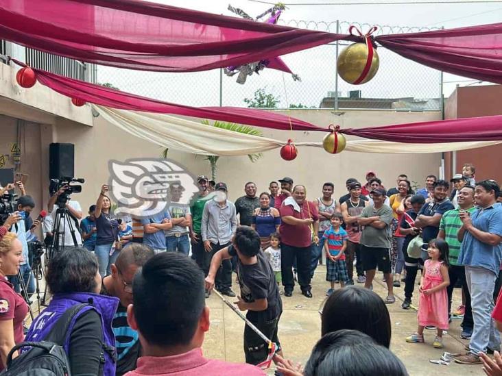 Un poco de alegría; organizan posada para migrantes que pasan por Coatzacoalcos