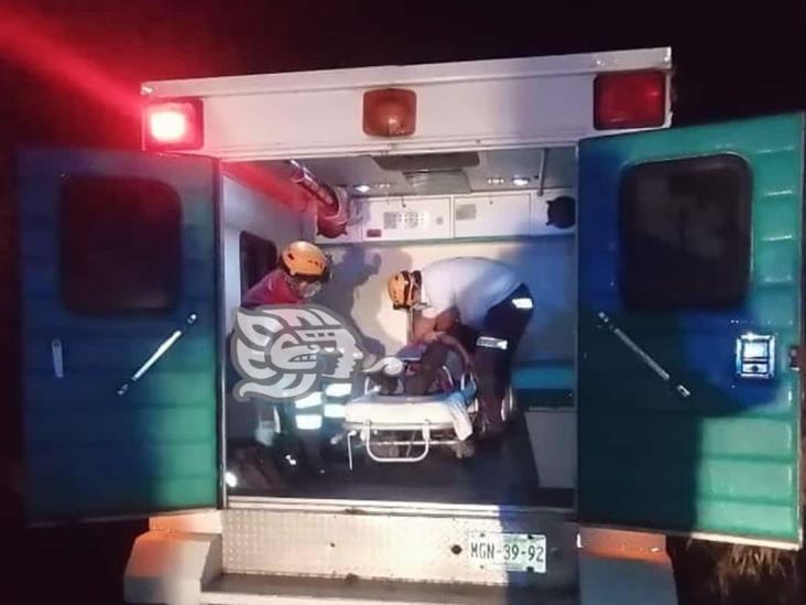 Exceso de velocidad provoca derrape de motocicleta en la El Colipa-Yecuatla; hay un herido