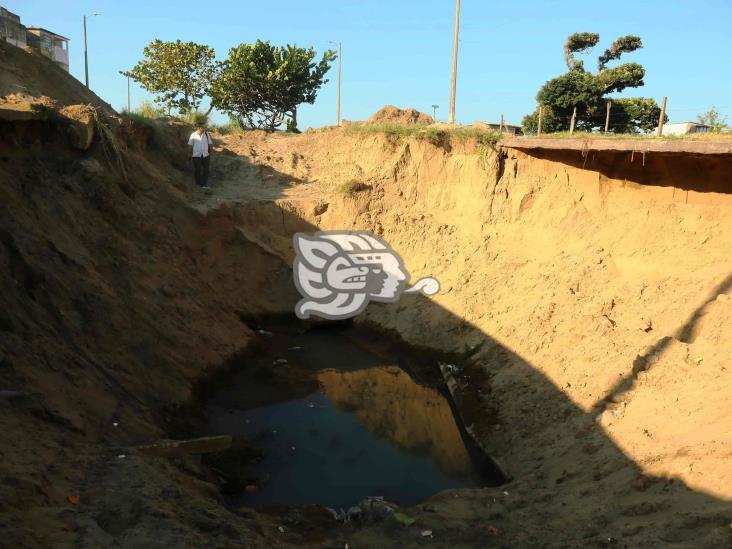 En Coatzacoalcos, aguardan por tubería tras socavón en avenida Jirafas