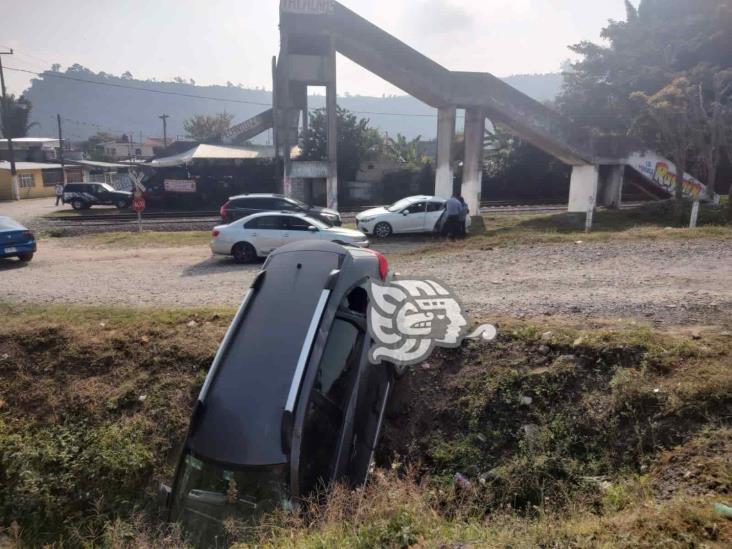 Camioneta se despista en la Orizaba-Córdoba; quedó atrapada en zanja