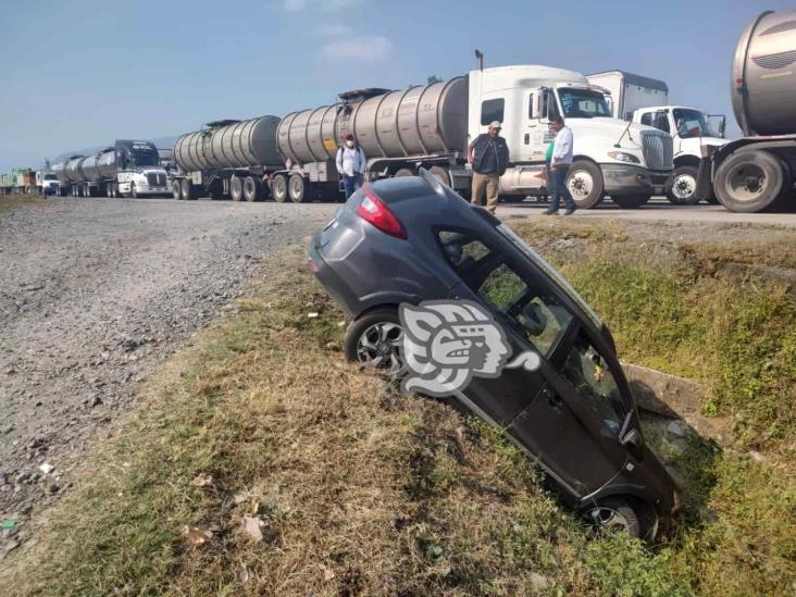 Camioneta se despista en la Orizaba-Córdoba; quedó atrapada en zanja
