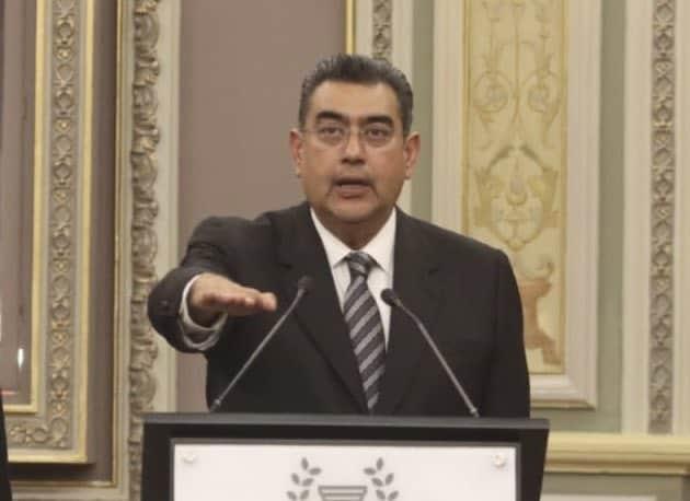 Buitre, llama Fernández Noroña a nuevo gobernador de Puebla