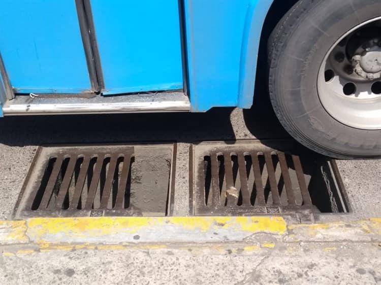Reparan rejillas incompletas que causaban afectaciones a conductores en Veracruz