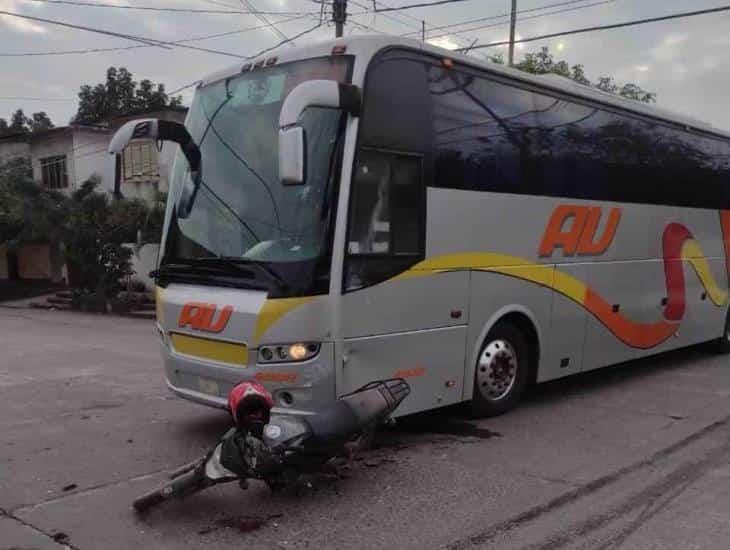 En Tierra Blanca, motociclista choca contra autobús de pasajeros