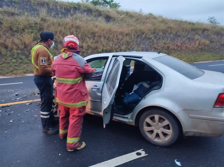 Tráiler impacta a automóvil en la carretera Vega de Alatorre-Nautla