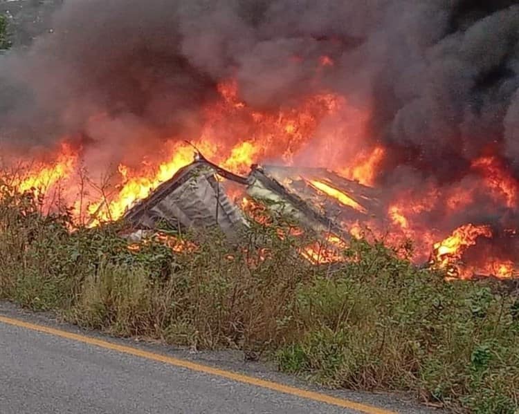 Se incendia tráiler sobre autopista La Tinaja-Cosamaloapan (+Video)