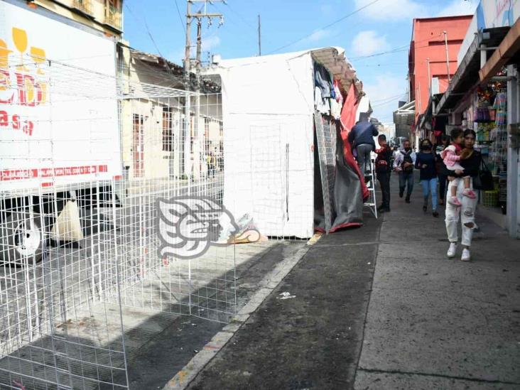 Comerciantes se instalan en calles de Xalapa; esperan repunte de ventas por Navidad