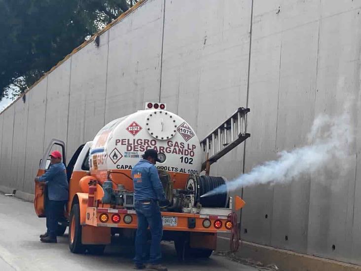 Alarma fuga de gas en una pipa en el distribuidor Araucarias, en Xalapa