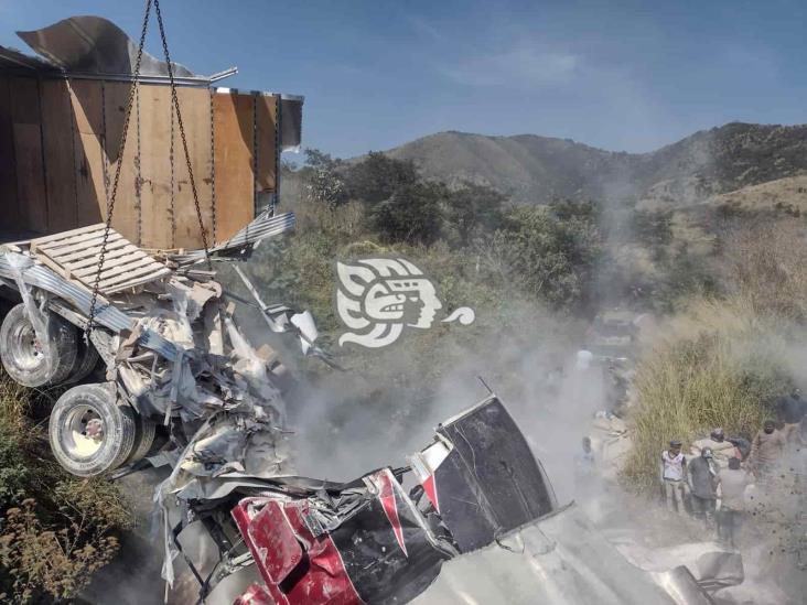 Rapiñan harina tras volcadura en la Puebla-Orizaba (+video)