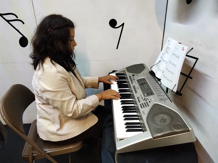 ¡Maestra de la música! Nicolasa Salas comparte su talento a través de la docencia
