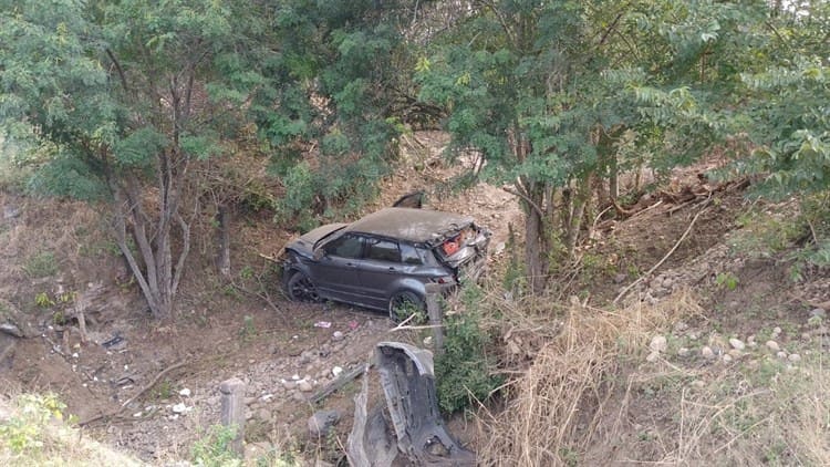 Camioneta familiar sufre volcadura en carretera Veracruz-Córdoba