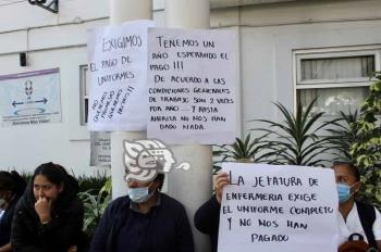 Se manifiesta personal del Hospital Regional de Xalapa por la falta de uniformes