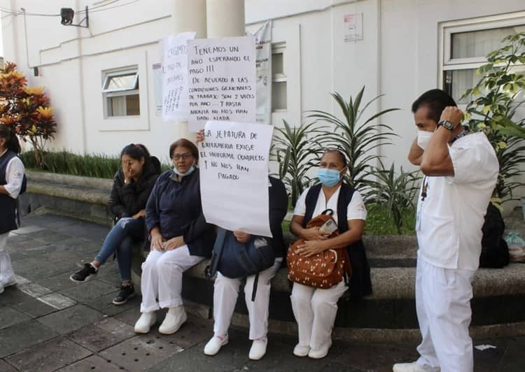 Se manifiesta personal del Hospital Regional de Xalapa por la falta de uniformes