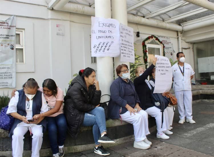 Sin uniformes, personal del Hospital Regional de Xalapa